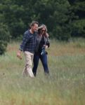 Blaricum 25 mei 2024
Linda de Mol en haar vriend Jeroen Rietbergen gaan met hun twee labradors wandelen op de hei bij Blaricum .