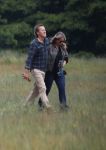 Blaricum 25 mei 2024
Linda de Mol en haar vriend Jeroen Rietbergen gaan met hun twee labradors wandelen op de hei bij Blaricum .