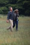 Blaricum 25 mei 2024
Linda de Mol en haar vriend Jeroen Rietbergen gaan met hun twee labradors wandelen op de hei bij Blaricum .
