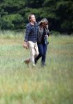 Blaricum 25 mei 2024
Linda de Mol en haar vriend Jeroen Rietbergen gaan met hun twee labradors wandelen op de hei bij Blaricum .