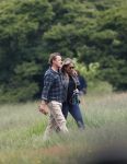 Blaricum 25 mei 2024
Linda de Mol en haar vriend Jeroen Rietbergen gaan met hun twee labradors wandelen op de hei bij Blaricum .