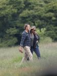 Blaricum 25 mei 2024
Linda de Mol en haar vriend Jeroen Rietbergen gaan met hun twee labradors wandelen op de hei bij Blaricum .