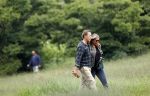 Blaricum 25 mei 2024
Linda de Mol en haar vriend Jeroen Rietbergen gaan met hun twee labradors wandelen op de hei bij Blaricum .