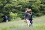 Blaricum 25 mei 2024
Linda de Mol en haar vriend Jeroen Rietbergen gaan met hun twee labradors wandelen op de hei bij Blaricum .