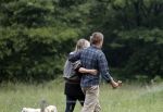 Blaricum 25 mei 2024
Linda de Mol en haar vriend Jeroen Rietbergen gaan met hun twee labradors wandelen op de hei bij Blaricum .