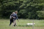 Blaricum 25 mei 2024
Linda de Mol en haar vriend Jeroen Rietbergen gaan met hun twee labradors wandelen op de hei bij Blaricum .