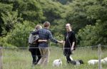 Blaricum 25 mei 2024
Linda de Mol en haar vriend Jeroen Rietbergen gaan met hun twee labradors wandelen op de hei bij Blaricum .