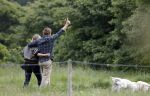 Blaricum 25 mei 2024
Linda de Mol en haar vriend Jeroen Rietbergen gaan met hun twee labradors wandelen op de hei bij Blaricum .