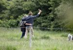 Blaricum 25 mei 2024
Linda de Mol en haar vriend Jeroen Rietbergen gaan met hun twee labradors wandelen op de hei bij Blaricum .