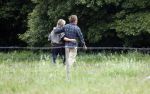 Blaricum 25 mei 2024
Linda de Mol en haar vriend Jeroen Rietbergen gaan met hun twee labradors wandelen op de hei bij Blaricum .