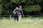Blaricum 25 mei 2024
Linda de Mol en haar vriend Jeroen Rietbergen gaan met hun twee labradors wandelen op de hei bij Blaricum .