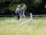 Blaricum 25 mei 2024
Linda de Mol en haar vriend Jeroen Rietbergen gaan met hun twee labradors wandelen op de hei bij Blaricum .