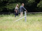 Blaricum 25 mei 2024
Linda de Mol en haar vriend Jeroen Rietbergen gaan met hun twee labradors wandelen op de hei bij Blaricum .