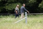 Blaricum 25 mei 2024
Linda de Mol en haar vriend Jeroen Rietbergen gaan met hun twee labradors wandelen op de hei bij Blaricum .