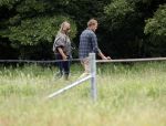 Blaricum 25 mei 2024
Linda de Mol en haar vriend Jeroen Rietbergen gaan met hun twee labradors wandelen op de hei bij Blaricum .