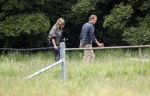 Blaricum 25 mei 2024
Linda de Mol en haar vriend Jeroen Rietbergen gaan met hun twee labradors wandelen op de hei bij Blaricum .