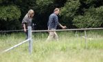 Blaricum 25 mei 2024
Linda de Mol en haar vriend Jeroen Rietbergen gaan met hun twee labradors wandelen op de hei bij Blaricum .
