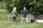 Blaricum 25 mei 2024
Linda de Mol en haar vriend Jeroen Rietbergen gaan met hun twee labradors wandelen op de hei bij Blaricum .