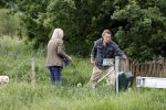 Blaricum 25 mei 2024
Linda de Mol en haar vriend Jeroen Rietbergen gaan met hun twee labradors wandelen op de hei bij Blaricum .