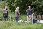 Blaricum 25 mei 2024
Linda de Mol en haar vriend Jeroen Rietbergen gaan met hun twee labradors wandelen op de hei bij Blaricum .