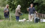 Blaricum 25 mei 2024
Linda de Mol en haar vriend Jeroen Rietbergen gaan met hun twee labradors wandelen op de hei bij Blaricum .