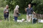 Blaricum 25 mei 2024
Linda de Mol en haar vriend Jeroen Rietbergen gaan met hun twee labradors wandelen op de hei bij Blaricum .
