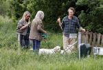 Blaricum 25 mei 2024
Linda de Mol en haar vriend Jeroen Rietbergen gaan met hun twee labradors wandelen op de hei bij Blaricum .
