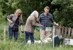 Blaricum 25 mei 2024
Linda de Mol en haar vriend Jeroen Rietbergen gaan met hun twee labradors wandelen op de hei bij Blaricum .