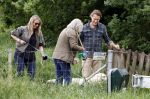 Blaricum 25 mei 2024
Linda de Mol en haar vriend Jeroen Rietbergen gaan met hun twee labradors wandelen op de hei bij Blaricum .