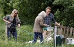 Blaricum 25 mei 2024
Linda de Mol en haar vriend Jeroen Rietbergen gaan met hun twee labradors wandelen op de hei bij Blaricum .