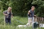 Blaricum 25 mei 2024
Linda de Mol en haar vriend Jeroen Rietbergen gaan met hun twee labradors wandelen op de hei bij Blaricum .