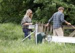 Blaricum 25 mei 2024
Linda de Mol en haar vriend Jeroen Rietbergen gaan met hun twee labradors wandelen op de hei bij Blaricum .