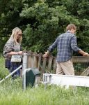 Blaricum 25 mei 2024
Linda de Mol en haar vriend Jeroen Rietbergen gaan met hun twee labradors wandelen op de hei bij Blaricum .
