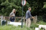 Blaricum 25 mei 2024
Linda de Mol en haar vriend Jeroen Rietbergen gaan met hun twee labradors wandelen op de hei bij Blaricum .