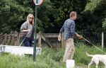 Blaricum 25 mei 2024
Linda de Mol en haar vriend Jeroen Rietbergen gaan met hun twee labradors wandelen op de hei bij Blaricum .