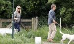 Blaricum 25 mei 2024
Linda de Mol en haar vriend Jeroen Rietbergen gaan met hun twee labradors wandelen op de hei bij Blaricum .