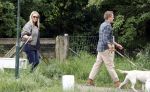 Blaricum 25 mei 2024
Linda de Mol en haar vriend Jeroen Rietbergen gaan met hun twee labradors wandelen op de hei bij Blaricum .