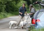 Blaricum 25 mei 2024
Linda de Mol en haar vriend Jeroen Rietbergen gaan met hun twee labradors wandelen op de hei bij Blaricum .