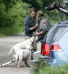 Blaricum 25 mei 2024
Linda de Mol en haar vriend Jeroen Rietbergen gaan met hun twee labradors wandelen op de hei bij Blaricum .