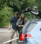 Blaricum 25 mei 2024
Linda de Mol en haar vriend Jeroen Rietbergen gaan met hun twee labradors wandelen op de hei bij Blaricum .