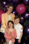 Amsterdam 11 mei 2024
Premiere Fantasievriendjes in Pathe Arena . Liza Sips met kinderen en een vriendin