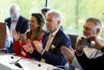 Ede, 26 April 2024
Koninklijke onderscheidingen voor
Marcel Boekhoorn en Rebecca Cabau v Kasbergen
Burgemeester Rene Verhulst