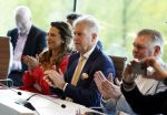 Ede, 26 April 2024
Koninklijke onderscheidingen voor
Marcel Boekhoorn en Rebecca Cabau v Kasbergen
Burgemeester Rene Verhulst