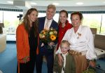 Ede, 26 April 2024
Koninklijke onderscheidingen voor
Marcel Boekhoorn enMarlies Boekhoorn
Burgemeester Rene Verhulst
Marcel Boekhoorn en Marlies Boekhoorn met dochters