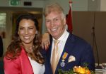 Ede, 26 April 2024
Koninklijke onderscheidingen voor
Marcel Boekhoorn en Rebecca Cabau v Kasbergen
Burgemeester Rene Verhulst