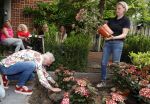 Noordwijk 24 mei 2024
Erica Meiland en Martien Meiland planten bijzondere hortensiaâ€™s in de tuin van hun Boutique Pension Code RosÃ©.