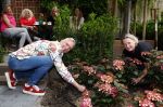 Noordwijk 24 mei 2024
Erica Meiland en Martien Meiland planten bijzondere hortensiaâ€™s in de tuin van hun Boutique Pension Code RosÃ©.