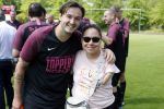 Amsterdam 18 mei 2024
Rene Froger speelt mijn zijn Toppers team tegen het only Friend team . In Rene zijn team spelen oa Maxim Froger Danny Froger en Danilo Kuiters . Ook Natasja Froger was natuurlijk aanwezig..