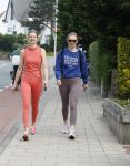 Noordwijk 23 mei 2024
Maxime Meiland en haar zus Montana Meiland zijn na het sporten nog even een kopje koffie gaan drinken bij hun ouders Martien en Erica meiland.
