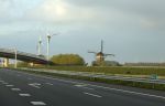 Ergens in NL 5 mei 2023
Een windturbine en een ouderwetse molen